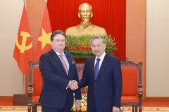 El secretario general del Partido Comunista de Vietnam, To Lam (derecha) recibe al embajador estadounidense en Hanoi, Marc Knapper (Fuente: VNA)