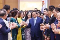 El primer ministro de Vietnam, Pham Minh Chinh, con representantes de la comunidad empresarial (Fuente: VNA)