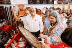 Los turistas visitan y descubren los productos de la aldea artesanal de Chuyen My, especializada en incrustaciones de nácar. (Foto: Vietnam+)