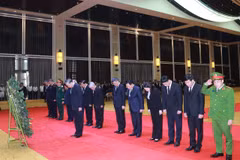 El secretario general del del Partido Comunista de Vietnam (PCV), To Lam, encabeza una delegación de alto rango del país para rendir homenaje póstumo al expresidente de Laos Khamtay Siphandone, en Vientiane (Fuente: VNA)