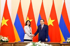 El presidente de la Asamblea Nacional vietnamita, Tran Thanh Man y Hasmik Hakobyan, presidenta del Grupo Parlamentario de Amistad Armenia-Vietnam (Fuente: VNA)