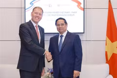 El primer ministro de Vietnam, Pham Minh Chinh (derecha) y el presidente de Airbus, Wouter van Wersch (Fuente: VNA)