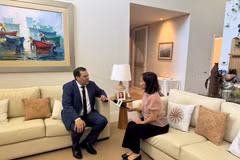 El ministro de la Secretaría de Políticas Lingüísticas, Javier Viveros, en la entrevista. Foto: VNA. 