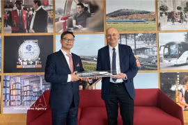 El embajador de Vietnam en Francia, Trinh Duc Hai, se reúne con Diego Díaz, presidente de SNCF International, filial de la Compañía Nacional de Ferrocarriles de Francia (SNCF). Foto: VNA