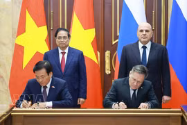 El primer ministro Pham Minh Chinh y y su par de Rusia, Mikhail Mishustin, presencian la ceremonia de firma del Acuerdo de cooperación para la construcción de una central nuclear en Vietnam. Foto: VNA.