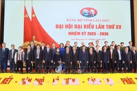 El general Trinh Van Quyet, secretario del Comité Central del Partido Comunista de Vietnam (PCV) y jefe del Departamento General de Política del Ejército Popular, posa para una foto de grupo con los líderes de la provincia de Lai Chau. (Foto: VNA)