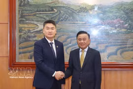 Tran Cam Tu, miembro del Buró Político y permanente del Secretariado del Comité Central del Partido Comunista de Vietnam, y Thongly Sisoulith, secretario de la Unión de la Juventud Revolucionaria de Laos (Fuente: VNA)
