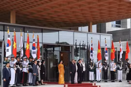 El presidente surcoreano, Lee Jae Myung, y su esposa, junto con el secretario general To Lam y su cónyuge, en posición de honor, escuchan a la banda militar interpretar los himnos nacionales de ambos países. Foto: VNA