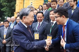 El secretario general del PCV y presidente de Vietnam, To Lam, junto con destacados vietnamitas residentes en el extranjero, asisten a la IV Conferencia Mundial de Vietnamitas en el Extranjero (Fuente: VNA)