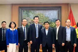 El viceprimer ministro Nguyen Chi Dung (cuarto desde la derecha) y los delegados posan para una foto de grupo en la reunión. (Foto: VNA)