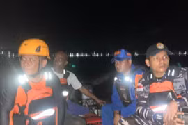 El equipo conjunto de búsqueda y rescate (SAR) realiza la búsqueda de las víctimas del barco Long Boat, hundido en el estrecho de Grandma, aguas de la ciudad de Batam, islas Riau, el 25 de junio de 2025. (Foto: voi.id)