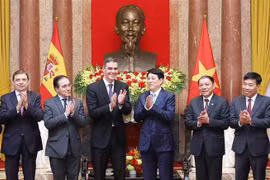 El presidente de Vietnam, Luong Cuong (tercero de derecha) recibe en Hanoi al presidente del Gobierno español, Pedro Sánchez (tercero de izquierda (Fuente: VNA)