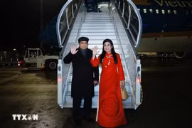 El primer ministro de Vietnam, Pham Minh Chinh, y su esposa regresan a Hanoi luego de concluir con éxito su gira europea (Fuente: VNA)