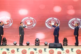 El primer ministro Pham Minh Chinh y líderes del Ministerio de Asuntos Exteriores inauguran la Base de Datos de Tratados Internacionales. Foto: VNA