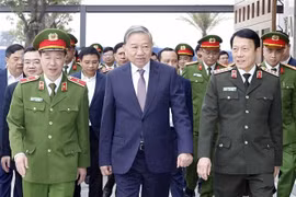 El secretario general del Partido Comunista de Vietnam, To Lam (centro) realiza una visita de trabajo al Centro Nacional de Datos N.º 1 (Fuente: VNA)
