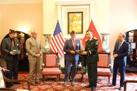 Representante de la VFW (izquierda) entrega recuerdos de la guerra a la parte vietnamita. (Foto: VNA)