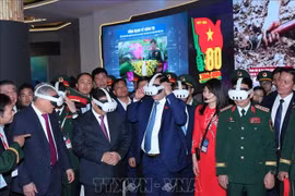El primer ministro vietnamita, Pham Minh Chinh (segundo desde izquierda) visita el área de exposición de productos de defensa de Viettel. (Fuente: VNA)