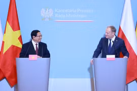 El primer ministro de Polonia, Donald Tusk (derecha) y su homólogo de Vietnam, Pham Minh Chinh (Fuente: VNA)