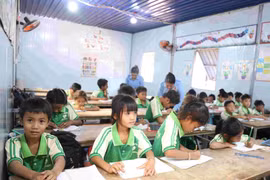 Clases para hijos de trabajadores en el Complejo Snuol de la compañía THACO AGRI (Fuente: VNA)