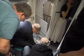 Equipo médico ruso atiende a un pasajero durante un vuelo de Vietnam Airlines. (Foto: Vietnam Airlines)