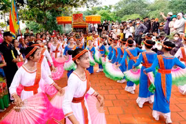 La danza Cham es interpretada por mujeres jóvenes durante la procesión ritual en la que se exhibe el atuendo de la diosa Po Sah Inu. Foto: baolamdong.vn