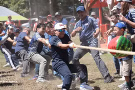 Una competición de tira y afloja en el Día de la Familia de la ASEAN 2026. (Foto: VNA)