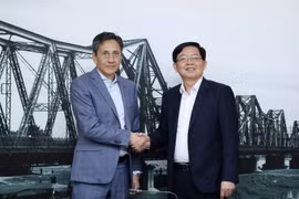 El viceprimer ministro de Vietnam, Ho Quoc Dung, y Roland Staub, presidente de la empresa FS Finance Suisse AG de Suiza (Fuente: VGP)