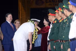 En la ofrenda floral para felicitar a los oficiales y marineros del buque de la Armada de los EE. UU.. Foto: VNA