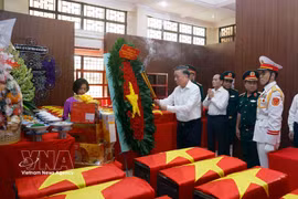 El secretario general To Lam ofreció incienso para conmemorar y rendir homenaje a los heroicos mártires en el parque Le Thi Rieng el 17 de julio de 2026. Foto: VNA