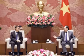 el presidente de la Asamblea Nacional de Vietnam, Tran Thanh Man (derecha) recibe al embajador australiano, Andrew Goledzinowski (Fuente: VNA)