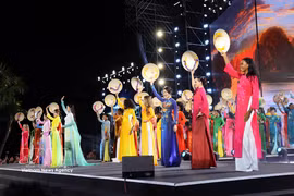 Las concursantes de Miss Mundo exhiben su belleza luciendo el ao dai (traje tradicional) vietnamita y sombreros cónicos. Foto: VNA