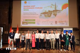 Rachel Isenschmid y miembros del Foro Económico Suiza-Vietnam (SVEF). (Foto: Anh Hien/VNA)