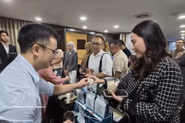 Empresas vietnamitas exhiben productos de café DaLaKon en el evento. Foto: VNA