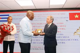 Do Viet Ha, presidente de la Unión de Organizaciones de Amistad de Ciudad Ho Chi Minh, entregó el logotipo de la Unión al vicepresidente de Cuba, Salvador Valdés Mesa (Fuente: VNA)