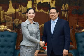 El primer ministro vietnamita, Pham Minh Chinh recibe a la ministra de Comercio de Camboya, Cham Nimul (Fuente: VNA)