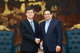 El primer ministro vietnamita, Pham Minh Chinh (derecha) recibe a Pei Jinjia, ministro de Asuntos de Veteranos de China (Fuente: VNA)