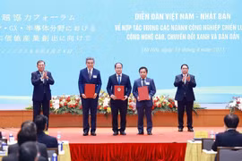 El primer ministro Pham Minh Chinh y el premier japonés, Ishiba Shigeru, presencian la firma de un acuerdo de cooperación en materia de inversiones entre empresas de los dos países (Fuente: VNA)