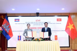 El ministro de Industria y Comercio de Vietnam, Nguyen Hong Dien y la ministra de Comercio de Camboya, Cham Nimul (Fuente: VNA)