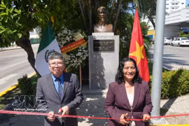El embajador de Hanoi en México, Nguyen Van Hai, y la alcaldesa de Acapulco, Abelina López Rodríguez (Fuente: VNA)