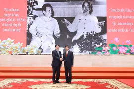 El presidente vietnamita, Luong Cuong (izquierda) y el secretario general del Partido Popular Revolucionario de Laos y presidente del país, Thongloun Sisoulith (Fuente: VNA)