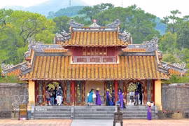 Turistas visitan atracciones turísticas en la ciudad de Hue. Foto: VNA.