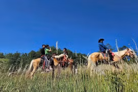 El producto turístico “Paseo a caballo para descubrir el Extremo Norte de Tuyen Quang” se presenta en la aldea Then Pa, comuna de Lung Cu (Fuente: VNA)