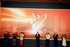 Le Quang Tu Do, director del Departamento de Radio, Televisión e Información Electrónica, y otros delegados pulsan el botón para anunciar el evento. Foto: Chinhphu.vn