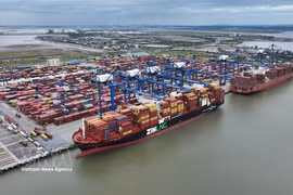 Importación y exportación de mercancías en el puerto de contenedores de Lach Huyen, ciudad de Hai Phong. Foto: VNA