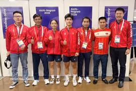 Los atletas de teqball Trinh Gia Nghi y Nguyen Hoang Minh Tan (tercero y cuarto desde la izquierda) con miembros del cuerpo técnico tras ganar una medalla de bronce en los XX Juegos Asiáticos. Foto: VNA