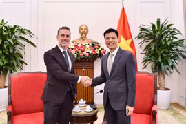 El viceministro de Relaciones Exteriores de Vietnam Dang Hoang Giang y Matt Jackson, representante del UNFPA (Fuente: Cancillería de Vietnam)