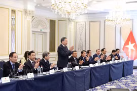 El secretario general del Partido Comunista de Vietnam y presidente del país, To Lam, y la delegación vietnamita se reúnen con expertos e intelectuales vietnamitas en Bélgica y Luxemburgo. Foto: VNA
