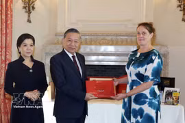 El secretario general del Partido Comunista de Vietnam y presidente de la República, To Lam, y su esposa entregan libros a la Biblioteca Real de Bélgica. Foto: VNA