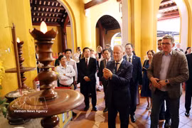 El primer ministro polaco, Donald Tusk, visita lugares históricos y culturales en el casco antiguo de Hoi An. Foto: VNA