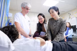Ngo Phuong Ly, esposa del secretario general del Partido Comunista y presidente de Vietnam, To Lam, visitó el Hospital Universitario Infantil Reina Fabiola (HUDERF). Foto: VNA